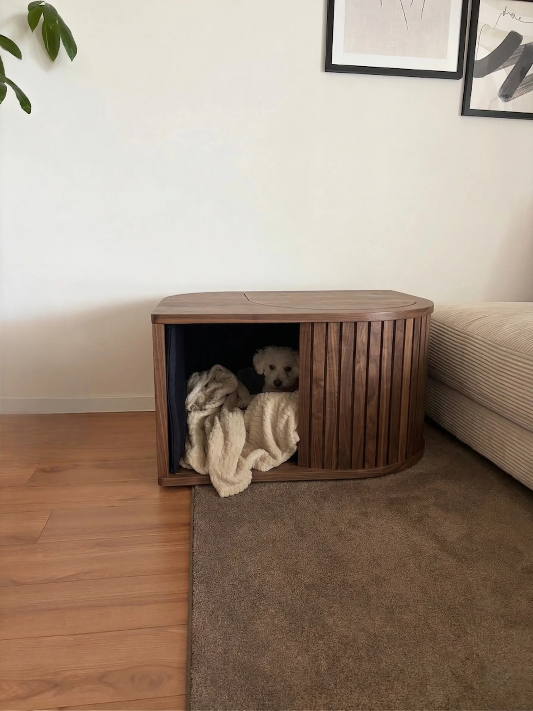 Swoof in oak and white lacquer — light wood slats with a white curved top, styled in a bright living room